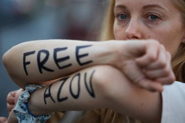 Ukraynalı kadın ellerine Özgür Azov 'u yazarak gösteri yapıyor. Kyiv - 8 Eylül 2024