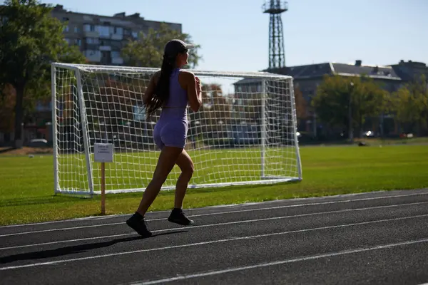 Genç Ukraynalı kadın sabah stadyumda koşuyor. Kyiv - 7 Eylül 2024