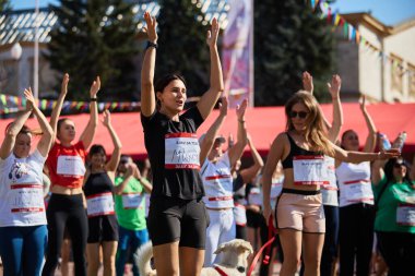 Ukraynalı bir grup kadın Kyiv 'deki maratondan önce geriliyor - 22 Eylül 2024