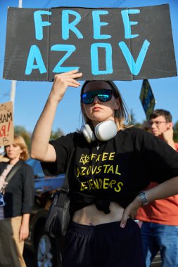 Ukraynalı kadın, Rus esaretine karşı halk önünde düzenlenen protestolarda Azov 'a özgürlük işareti ile poz veriyor. Kyiv - 22 Eylül 2024