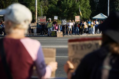 Mariupol 'ün yakalanan savunucularının Rus hapishanelerinden salıverilmesi için gösteri yapan bir grup insan. Kyiv - 22 Eylül 2024