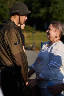 Eski savaş esirleri Tetyana Teplyuk, Hreshena ve Anadolu Mikheev 'i, Arn' i ilk kez Rusya 'daki esaretten serbest bırakıldıktan sonra aradı. Kyiv - 22 Eylül 2024