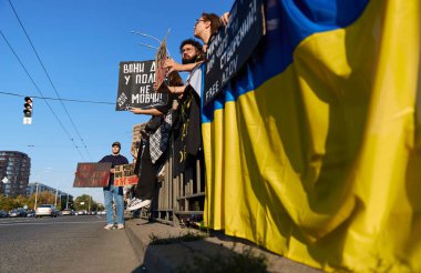 Ukraynalı vatanseverler savaş esirlerini Rus esaretinden kurtarmak için gösteri yapıyorlar. Kyiv - 22 Eylül 2024