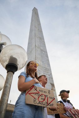 Ukraynalı vatanseverler halk gösterisinde milli marşı söylüyorlar. Kyiv - 15 Eylül 2024