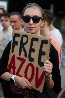 Ukraynalı aktivist, Azov 'u serbest bırakın tabelasıyla poz veriyor. Kyiv - 15 Eylül 2024