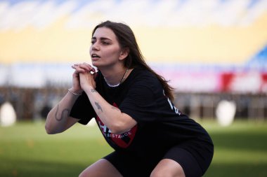 Genç Ukraynalı kız açık havada egzersiz yapıyor. Kyiv - 15 Eylül 2024