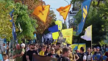 Ukrayna askerlerini desteklemek için büyük bir halk yürüyüşü. İnsanlar ülkenin savunucularını onurlandırmak için bayraklarla yürür. Kyiv - 28 Eylül 2024