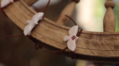 El yapımı seramik kuşlar. El yapımı Ukrayna seramikleri ve beyaz barış güvercinleri. Kyiv - 25 Ağustos 2024