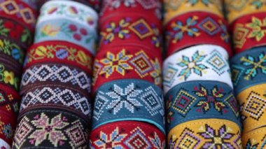 Geleneksel deri işlemeli el yapımı Ukrayna bilezikleri. Kyiv - 25 Ağustos 2024