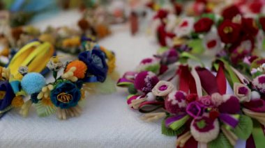 Etnik Slav bayramı için dekoratif çiçek çelengi. Festival için geleneksel Ukrayna madalyası. Kyiv - 25 Ağustos 2024