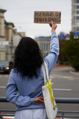 13 Ekim 2024 'te Kyiv' de yapılan demoda Ukraynalı bir kız 