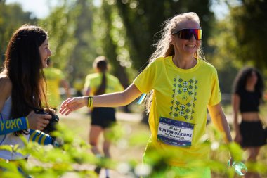 Hayırseverlik maratonunda neşeli Ukraynalı pacer. Kyiv - 25 Ağustos 2024