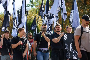 Ukraynalı milliyetçiler ellerinde bayraklarla düşen savunmacıların anısına kahramanlar yürüyüşü yapıyorlar. Kyiv - 28 Eylül 2024