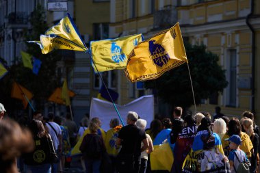 Ukrayna Ulusal Muhafız Tugayı bayrakları halk gösterisinde. Kyiv - 28 Eylül 2024