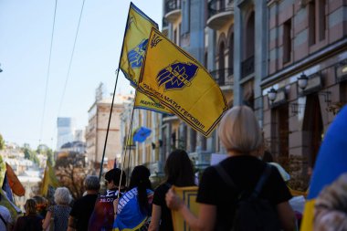 Azov tugayının bayrakları Ukrayna 'nın mağlup olmuş savunmacılarının anısına barışçıl bir gösteri düzenliyor. Kyiv - 28 Eylül 2024