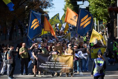 Ukrayna halkı, Kyiv 'de Savunma Günü' nde Azov tugayı ve 3. Saldırı Tugayı bayraklarıyla yürüyor - 28 Eylül 2024