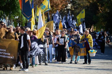 Düşmüş askerlerin bayrakları ve portreleriyle büyük bir Ukrayna halkı grubu. Ukraynalılar Kyiv 'de ölenleri onurlandırıyor - 28 Eylül 2024