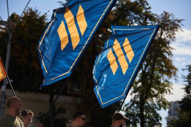 Ukrayna Silahlı Kuvvetleri 3. Saldırı Tugayı bayrağı, 28 Eylül 2024 'te Kyiv' de düzenlenen halk gösterisinde