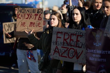 Ukriane 'de büyük bir halk gösterisi. İnsanlar Rus esaretini ve işkencelerini protesto ediyor ve derhal esir değişimi talep ediyorlar. Kyiv - 20 Ekim 2024