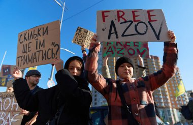 Ukraynalı çocuklar Azov tugay askerlerinin Rus hapishanelerinden salıverilmesi için posterlerle gösteri yapıyorlar. Kyiv - 20 Ekim 2024