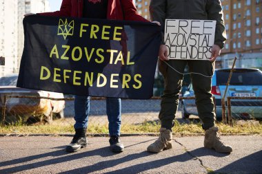 Ukrayna askerleri, Ruslar tarafından Mariupol 'de yakalanan savaş esirlerini desteklemek için 