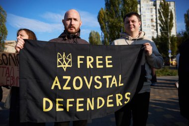 Ukraynalı aktivistler, 27 Ekim 2024 'te Kyiv' de Özgür Azovstal Savunucuları bayrağıyla gösteri yaptılar.