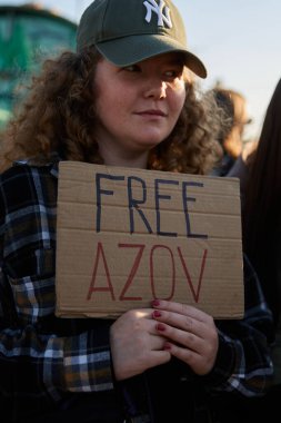 Elinde Özgür Azov yazan Ukraynalı aktivistlerin portresi. Kyiv - 27 Ekim 2024