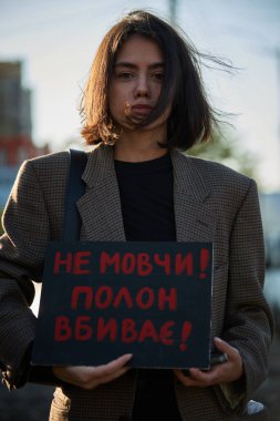 Genç Ukraynalı kadın elinde 