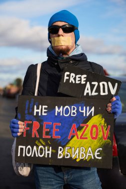 Ağzı dikilmiş Ukraynalı aktivist Azov 'a özgürlük işareti yapıyor. Kyiv - 3 Kasım 2024