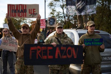 Ukrayna askerleri Rusya 'nın hapsedilmesini protesto ettiler ve söz verildiği gibi savaş esirlerinin serbest bırakılmasını talep ettiler. Kyiv - 3 Kasım 2024