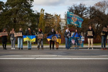 Yakalanan Ukraynalı askerlerin yakınları yol kenarında esir tutulan savunucuların serbest bırakılması için gösteri yapıyorlar. Kyiv - 3 Kasım 2024