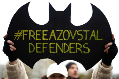 Afiş Özgür Azovstal Savunucuları halk protestosunda. Kyiv - 24 Kasım 2024