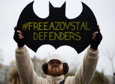 Ukraynalı aktivist, 24 Kasım 2024 'te Kyiv' de barışçıl bir protesto için Özgür Azovstal Savunucuları posterini tutuyor.