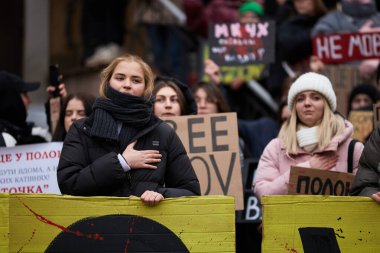 Ukraynalı kızlar Kyiv 'deki halk gösterisinde milli marşı söylüyorlar - 24 Kasım 2024