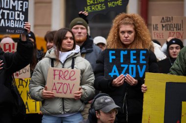 Ukraynalı aktivist grubu, 24 Kasım 2024 'te Kyiv' in merkezinde Özgür Azov pankartlarıyla gösteri yapıyor.
