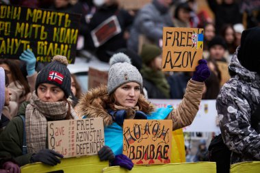 Ukrayna gösterisi. İnsanlar Mariupol 'ün yakalanan savunucularının derhal serbest bırakılmasını talep ediyor. Kyiv - 24 Kasım 2024