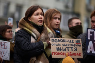 Ukraynalı kadınlar Kyiv 'deki bir halk gösterisinde dua ediyorlar - 24 Kasım 2024