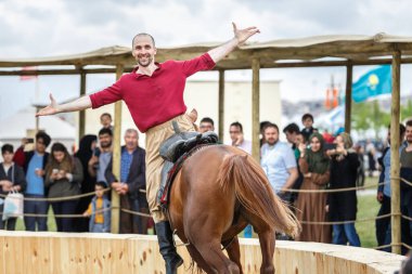 Neşeli at binicisi Etnospor Kultur Festivali 'nde at üstünde numaralar yapıyor. İstanbul - 11 Mayıs 2018