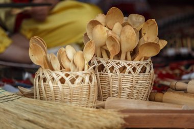 El yapımı ahşap kaşıklar. Türk el yapımı bulaşık takımı. Etnospor Kultur Festivali. İstanbul - 11 Mayıs 2018