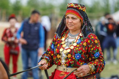 Etnospor Kultur Festivali 'nde geleneksel dekoratif kostüm giyen Türk kadın. İstanbul - 11 Mayıs 2018