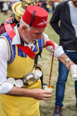 Geleneksel Etnospor Kultur Festivali 'nde bir bardağa Türk çayı dolduran satıcı. İstanbul - 11 Mayıs 2018