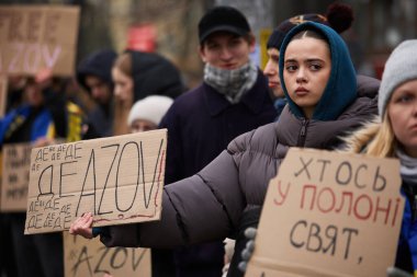 Bir grup Ukraynalı, yakalanan Azov askerlerinin Rus hapishanelerinden salıverilmesi için gösteri yapıyor. Kyiv - 8 Aralık 2024