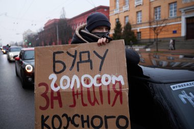 Genç Ukraynalı bir çocuk, 8 Aralık 2024 'te Kyiv' de düzenlenen halk protestosunda elinde 