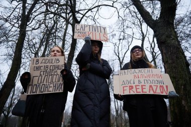 Ukraynalı üç kız, 8 Aralık 2024 'te Kyiv' de düzenlenen halk protestosunda 
