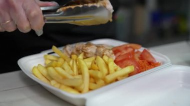 Geleneksel Yunan Souvlaki etini hazırlamak için patates kızartması.