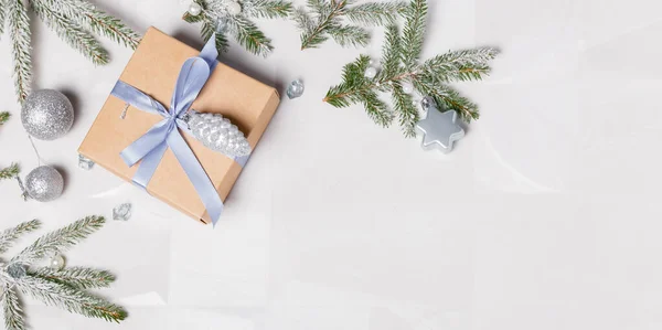 Χριστουγεννιάτικα Κουτιά Δώρων Και Κλαδιά Από Έλατο Καλυμμένα Χιόνι Μαρμάρινο — Φωτογραφία Αρχείου