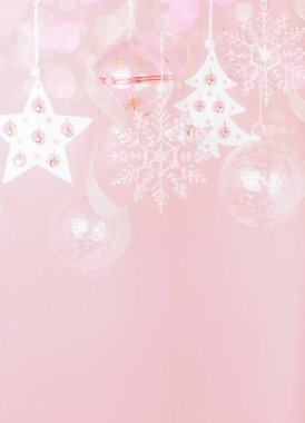 Noel ışıkları ve dekorasyonlar, şeffaf cam toplardan oluşan çelenkler ve yumuşak açık renkli pastel arka planda kurdeleli parlak kar taneleri.