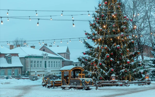 Choinka Lampki Świąteczne Małym Miasteczku Łotwie Tukums Europa — Zdjęcie stockowe