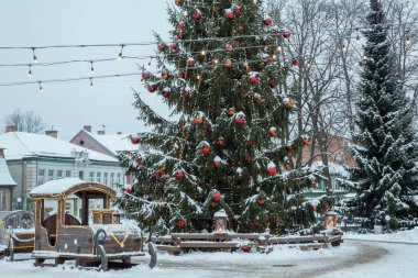 Letonya, Tukums, Avrupa 'da küçük bir kasabada Noel ağacı ve Noel ışıkları