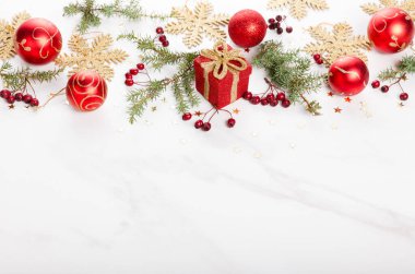 Noel dekorasyonu mermer arka plan manzarası. Mutlu Noeller tebrik kartı, çerçeve. Kış Xmas bayramı teması. - Mutlu yıllar. Düz yatış, üst görünüm